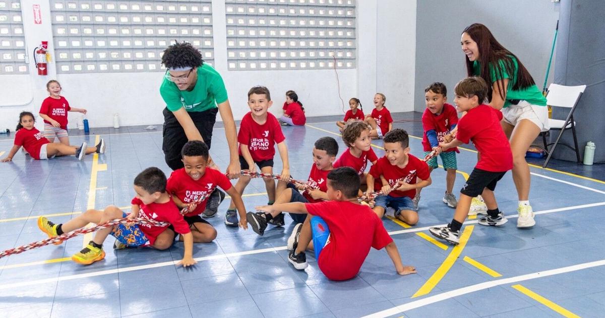 Niños en actividades del campamento de verano en el gimnasio
