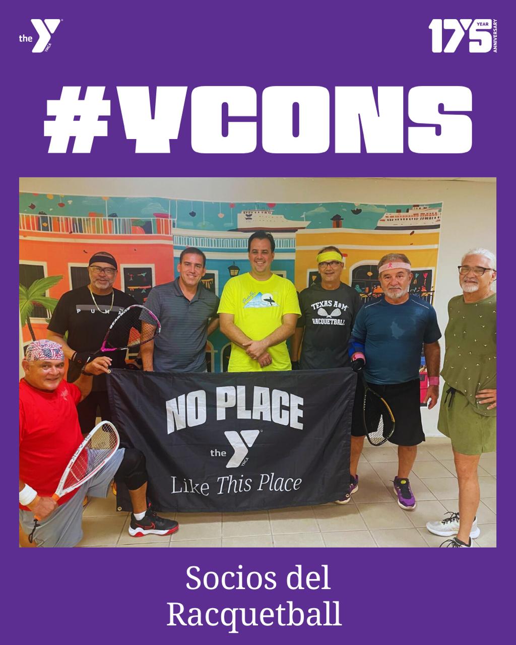 Miembros jugando racquetball en la YMCA